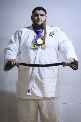 Leonardo j ganhou mais de mil medalhas desde comeou a competir e sua irm mais nova segue seus passos
