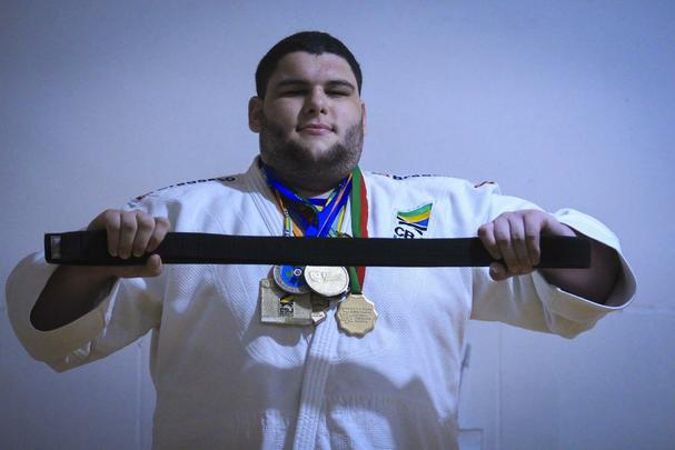 Leonardo j ganhou mais de mil medalhas desde comeou a competir e sua irm mais nova segue seus passos
