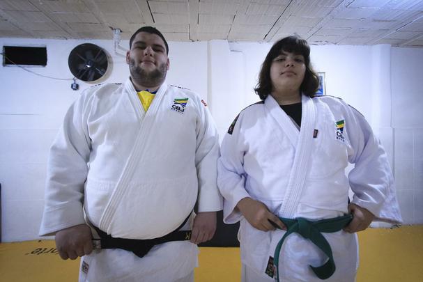 Leonardo j ganhou mais de mil medalhas desde comeou a competir e sua irm mais nova segue seus passos
