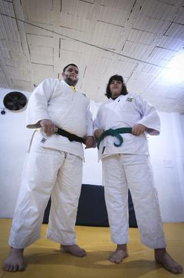 Leonardo j ganhou mais de mil medalhas desde comeou a competir e sua irm mais nova segue seus passos
