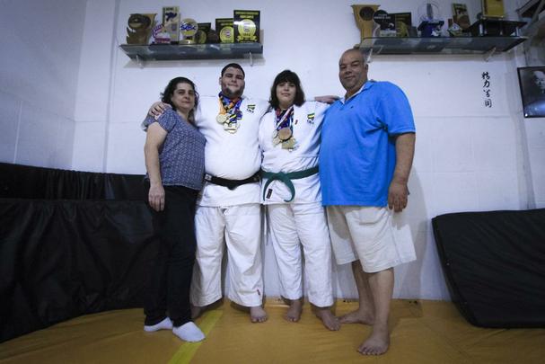 Leonardo j ganhou mais de mil medalhas desde comeou a competir e sua irm mais nova segue seus passos
