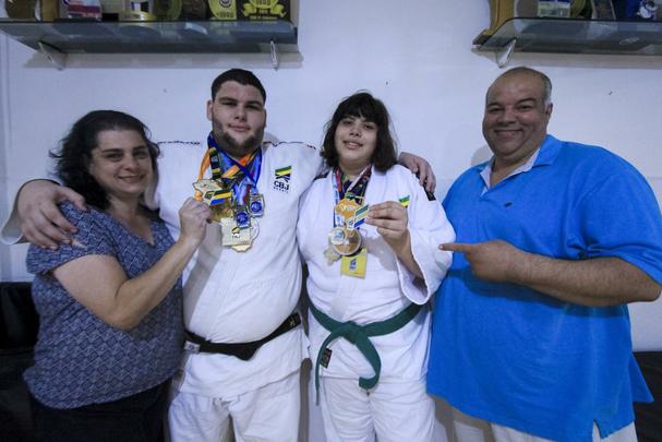Leonardo j ganhou mais de mil medalhas desde comeou a competir e sua irm mais nova segue seus passos
