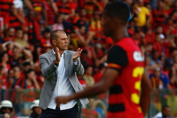 Sport chegou a vencer partida por 2 a 1, mas não conseguiu escapar do rebaixamento com resultados de vitória da Chapecoense e empate entre Ceará e Vasco