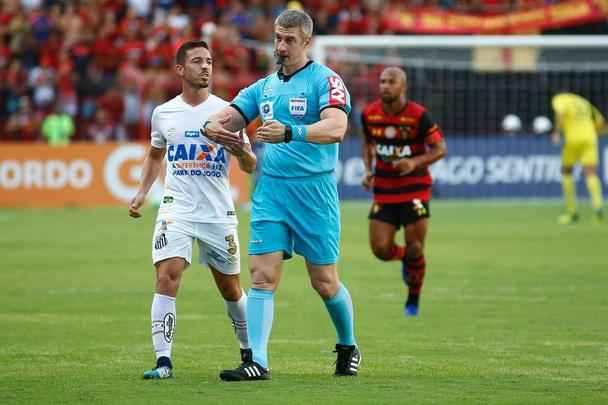 Sport chegou a vencer partida por 2 a 1, mas não conseguiu escapar do rebaixamento com resultados de vitória da Chapecoense e empate entre Ceará e Vasco