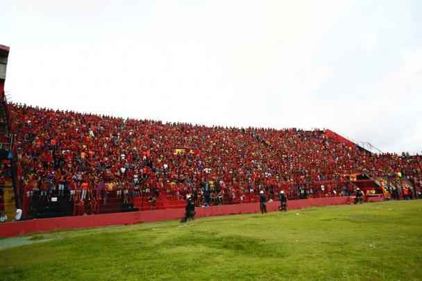 Sport chegou a vencer partida por 2 a 1, mas não conseguiu escapar do rebaixamento com resultados de vitória da Chapecoense e empate entre Ceará e Vasco