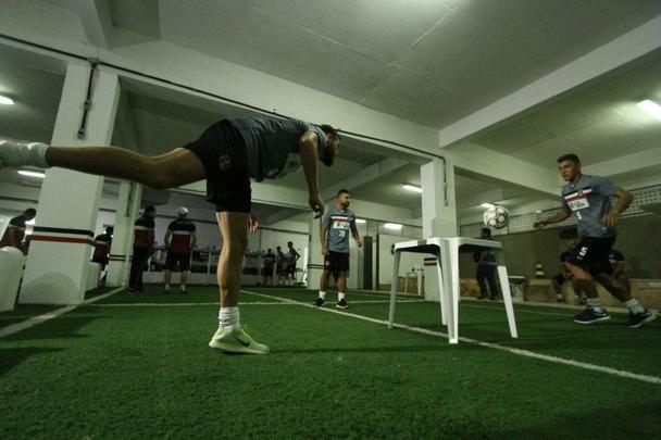 Um total de 19 atletas se apresentaram nesta segunda-feira, 3 de dezembro, para o primeiro dia de trabalho no Santa Cruz visando o ano de 2019