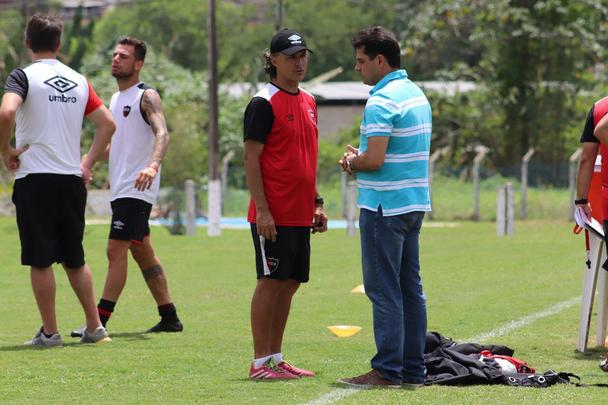 Adversário do Náutico no amistoso que marcará a volta aos Aflitos, o Newell's Old Boys realizou na manhã desta sexta-feira o seu primeiro treino no Recife, no CT alvirrubro