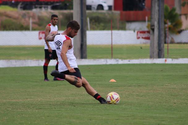 Adversário do Náutico no amistoso que marcará a volta aos Aflitos, o Newell's Old Boys realizou na manhã desta sexta-feira o seu primeiro treino no Recife, no CT alvirrubro