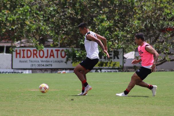 Adversário do Náutico no amistoso que marcará a volta aos Aflitos, o Newell's Old Boys realizou na manhã desta sexta-feira o seu primeiro treino no Recife, no CT alvirrubro