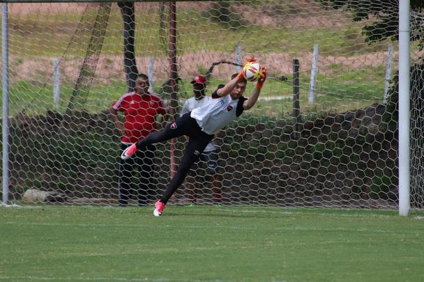 Adversário do Náutico no amistoso que marcará a volta aos Aflitos, o Newell's Old Boys realizou na manhã desta sexta-feira o seu primeiro treino no Recife, no CT alvirrubro