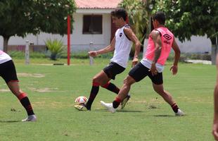 Adversrio do Nutico no amistoso que marcar a volta aos Aflitos, o Newell's Old Boys realizou na manh desta sexta-feira o seu primeiro treino no Recife, no CT alvirrubro