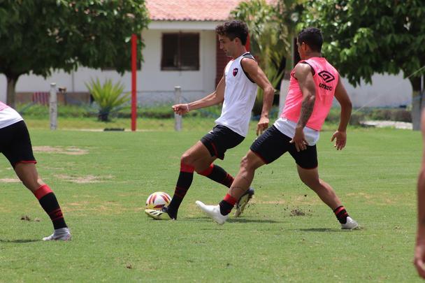 Adversário do Náutico no amistoso que marcará a volta aos Aflitos, o Newell's Old Boys realizou na manhã desta sexta-feira o seu primeiro treino no Recife, no CT alvirrubro