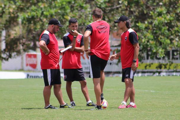 Adversário do Náutico no amistoso que marcará a volta aos Aflitos, o Newell's Old Boys realizou na manhã desta sexta-feira o seu primeiro treino no Recife, no CT alvirrubro