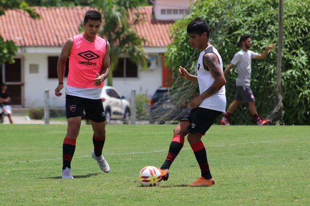 Adversário do Náutico no amistoso que marcará a volta aos Aflitos, o Newell's Old Boys realizou na manhã desta sexta-feira o seu primeiro treino no Recife, no CT alvirrubro