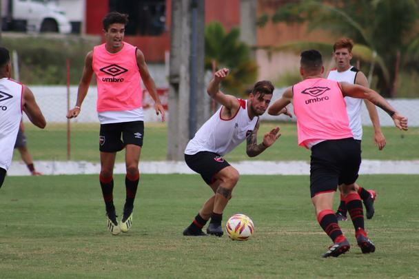 Adversário do Náutico no amistoso que marcará a volta aos Aflitos, o Newell's Old Boys realizou na manhã desta sexta-feira o seu primeiro treino no Recife, no CT alvirrubro