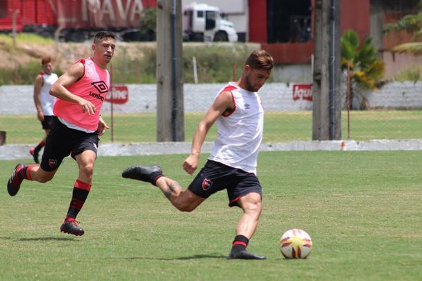 Adversário do Náutico no amistoso que marcará a volta aos Aflitos, o Newell's Old Boys realizou na manhã desta sexta-feira o seu primeiro treino no Recife, no CT alvirrubro