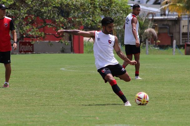Adversário do Náutico no amistoso que marcará a volta aos Aflitos, o Newell's Old Boys realizou na manhã desta sexta-feira o seu primeiro treino no Recife, no CT alvirrubro