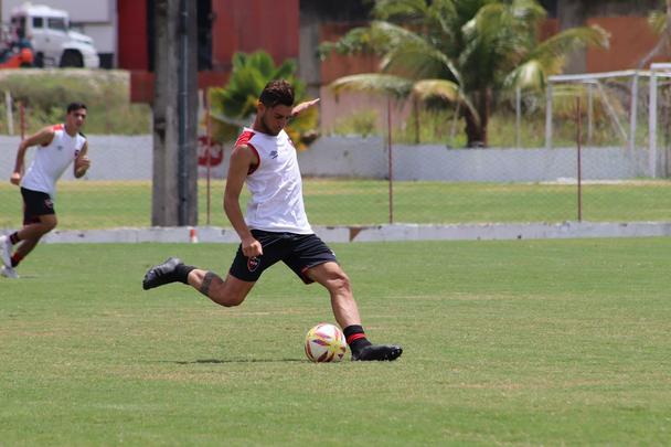Adversário do Náutico no amistoso que marcará a volta aos Aflitos, o Newell's Old Boys realizou na manhã desta sexta-feira o seu primeiro treino no Recife, no CT alvirrubro