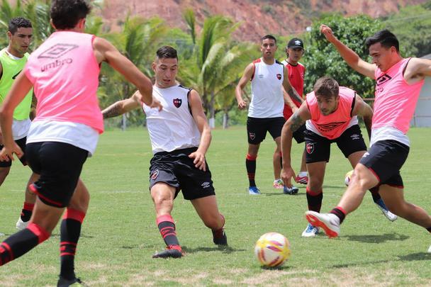 Adversário do Náutico no amistoso que marcará a volta aos Aflitos, o Newell's Old Boys realizou na manhã desta sexta-feira o seu primeiro treino no Recife, no CT alvirrubro