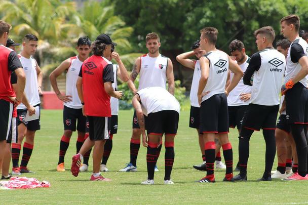 Adversário do Náutico no amistoso que marcará a volta aos Aflitos, o Newell's Old Boys realizou na manhã desta sexta-feira o seu primeiro treino no Recife, no CT alvirrubro