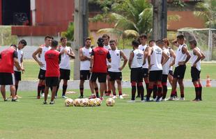 Adversrio do Nutico no amistoso que marcar a volta aos Aflitos, o Newell's Old Boys realizou na manh desta sexta-feira o seu primeiro treino no Recife, no CT alvirrubro