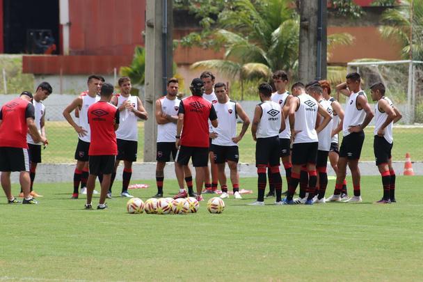 Adversário do Náutico no amistoso que marcará a volta aos Aflitos, o Newell's Old Boys realizou na manhã desta sexta-feira o seu primeiro treino no Recife, no CT alvirrubro