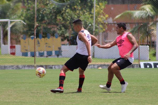 Adversário do Náutico no amistoso que marcará a volta aos Aflitos, o Newell's Old Boys realizou na manhã desta sexta-feira o seu primeiro treino no Recife, no CT alvirrubro