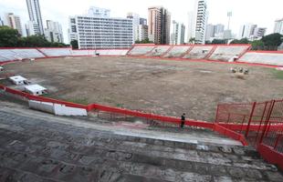 19 de junho de 2017-  Perodo que deu incio  reforma do Eldio de Barros Carvalho. Na imagem, gramado tinha sido retirado para dar andamento ao processo de colocao da nova grama. 
