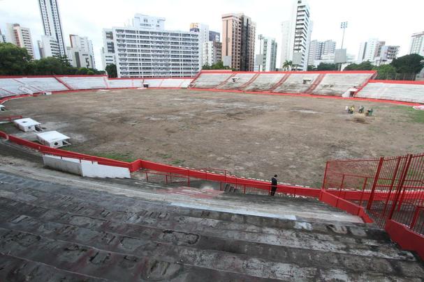 19 de junho de 2017-  Perodo que deu incio  reforma do Eldio de Barros Carvalho. Na imagem, gramado tinha sido retirado para dar andamento ao processo de colocao da nova grama. 
