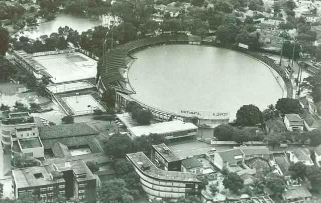 17 de julho de 1975 - Na foto, o estdio dos Aflitos  atingido pela histrica enchente de 1975, quando os rios Capibaribe e Beberibe transbordaram e deixaram parte do Recife submerso. 
