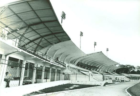 8 de janeiro de 1990-  Na foto, est a arquibancada da marquise. Na dcada de 90, o estdio recebeu sua segunda grande ampliao, iniciada em 1996. No ano, foram ampliadas as arquibancadas laterais e central. Alm disso, o setor onde ficava o %u201CBalana mais no cai%u201D deixou de existir. 
