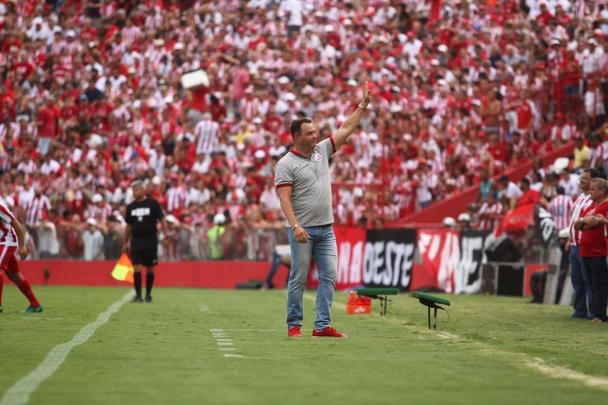 Torcida volta ao estdio com homenagem a dolo Kuki, apresentao oficial de Jorge Henrique e amistoso com Newell's Old Boys