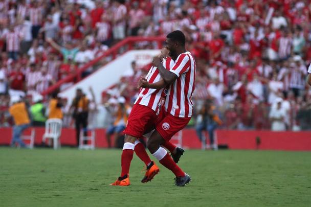 Náutico faz jogo histórico contra equipe argentina em retorno à sua casa após 1633 dias distante