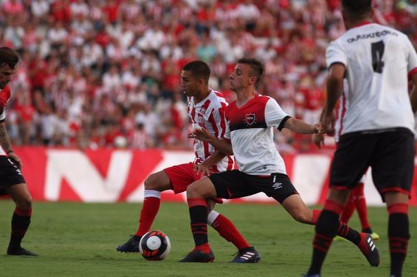 Náutico faz jogo histórico contra equipe argentina em retorno à sua casa após 1633 dias distante