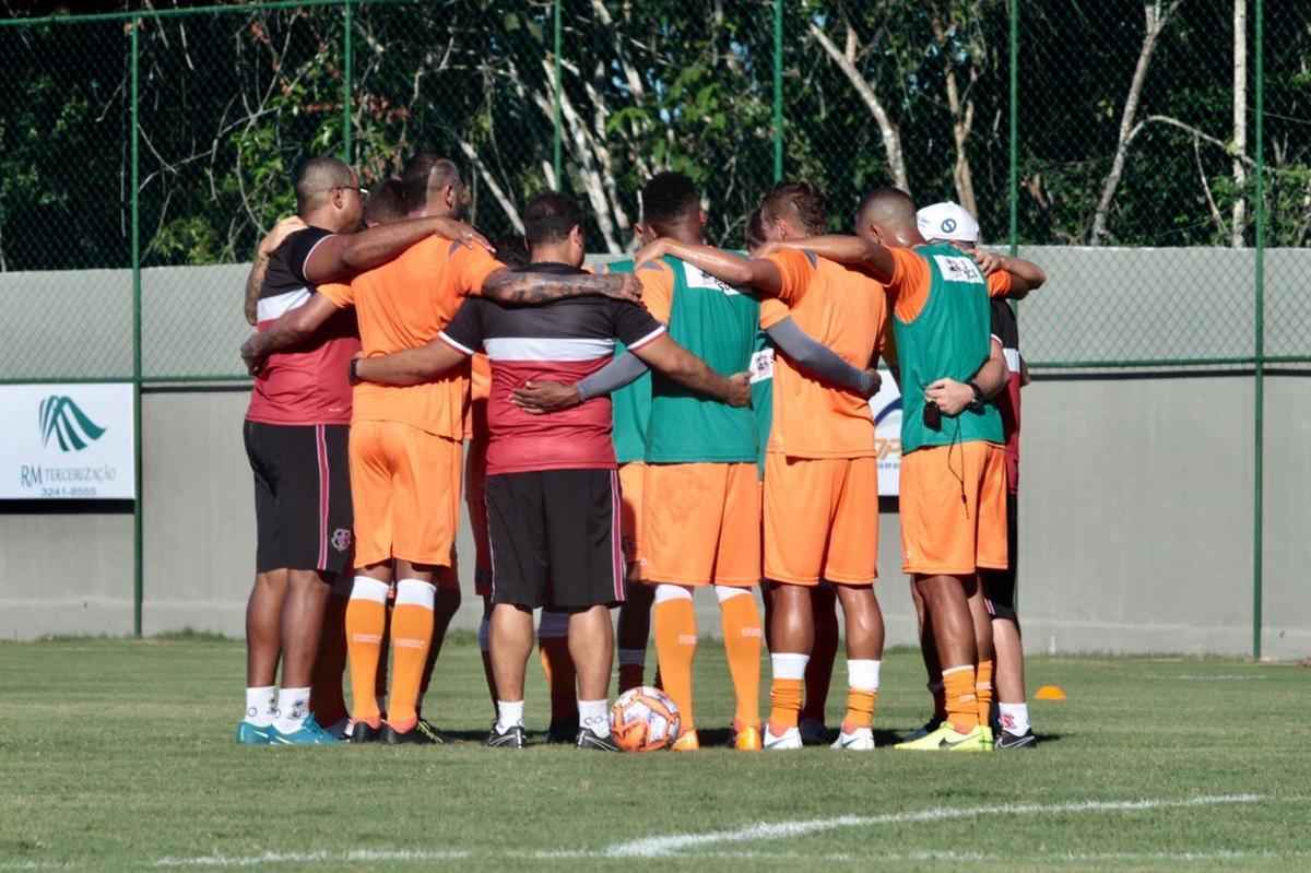 Em dia festivo e com a presena de torcedores, Santa Cruz inaugura primeiro campo do seu CT
