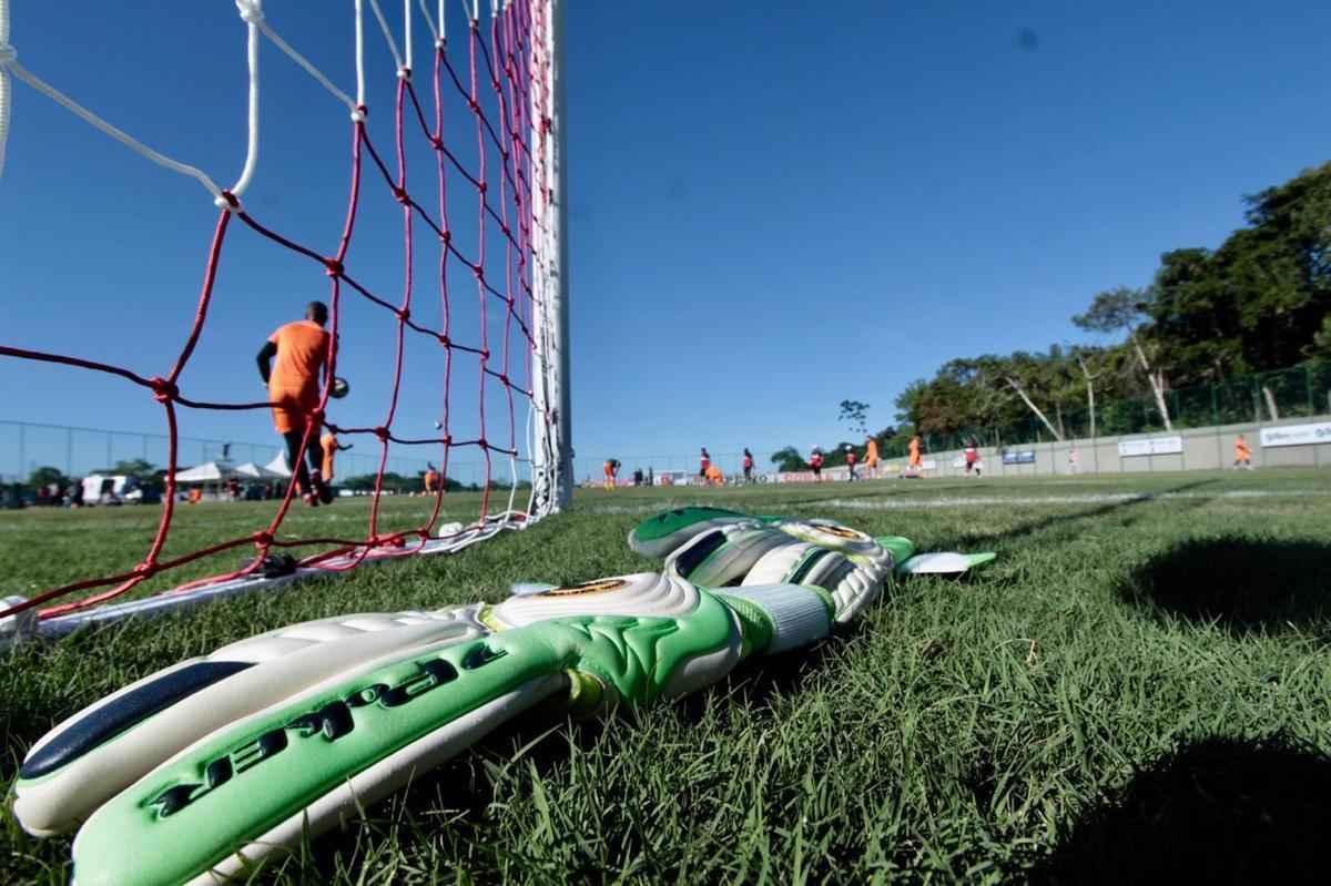 Em dia festivo e com a presena de torcedores, Santa Cruz inaugura primeiro campo do seu CT