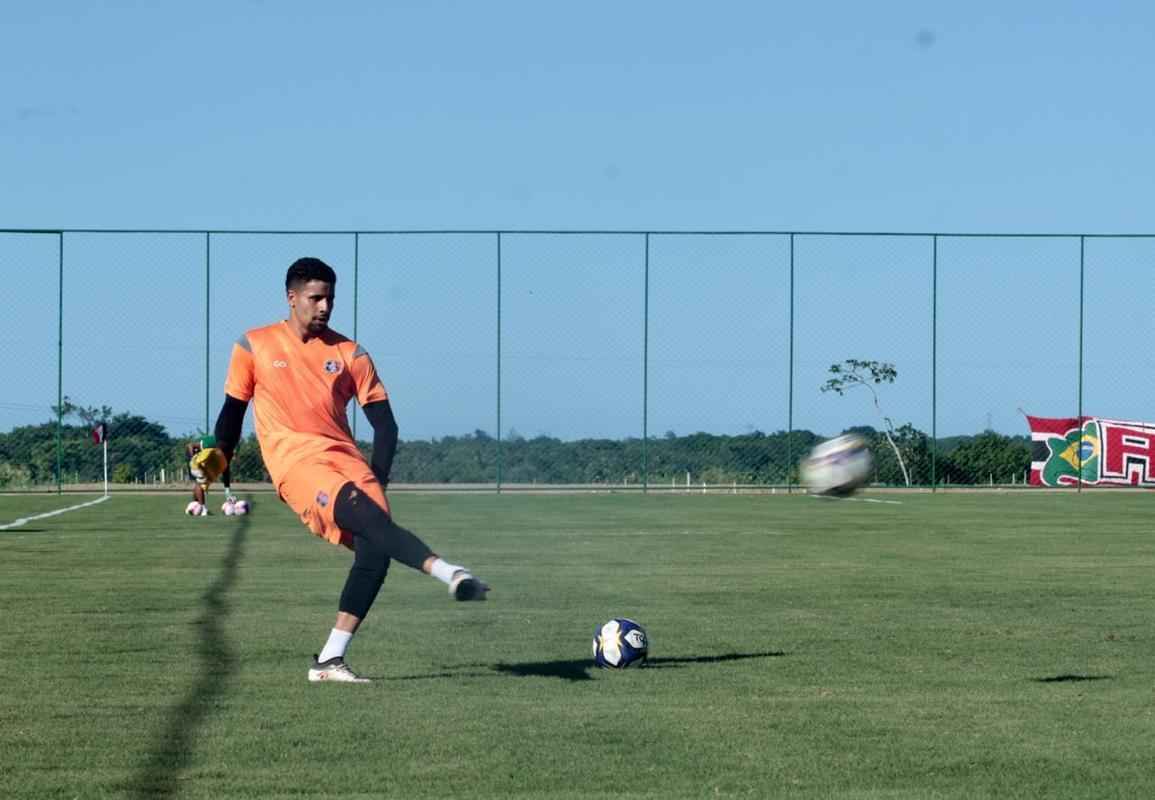 Em dia festivo e com a presena de torcedores, Santa Cruz inaugura primeiro campo do seu CT