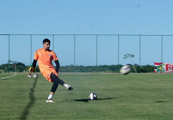 Em dia festivo e com a presença de torcedores, Santa Cruz inaugura primeiro campo do seu CT