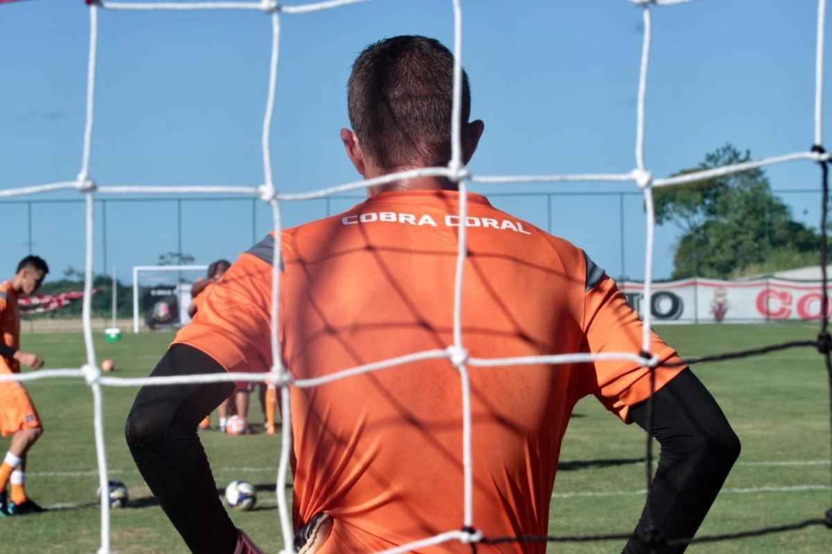 Em dia festivo e com a presena de torcedores, Santa Cruz inaugura primeiro campo do seu CT