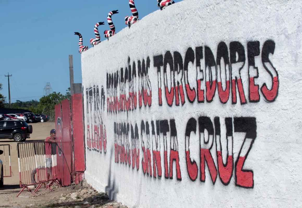 Em dia festivo e com a presena de torcedores, Santa Cruz inaugura primeiro campo do seu CT