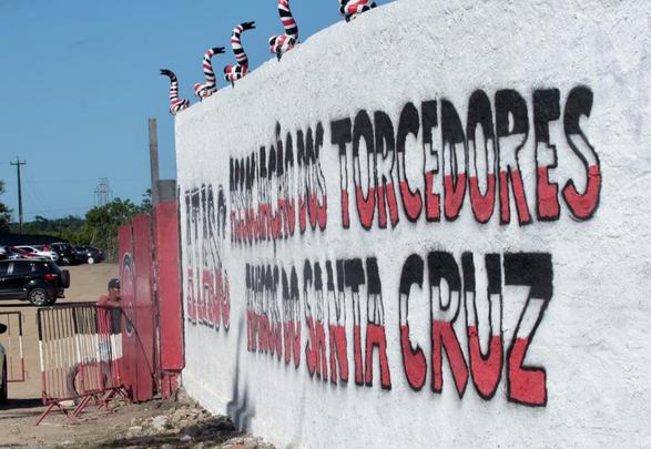 Em dia festivo e com a presença de torcedores, Santa Cruz inaugura primeiro campo do seu CT