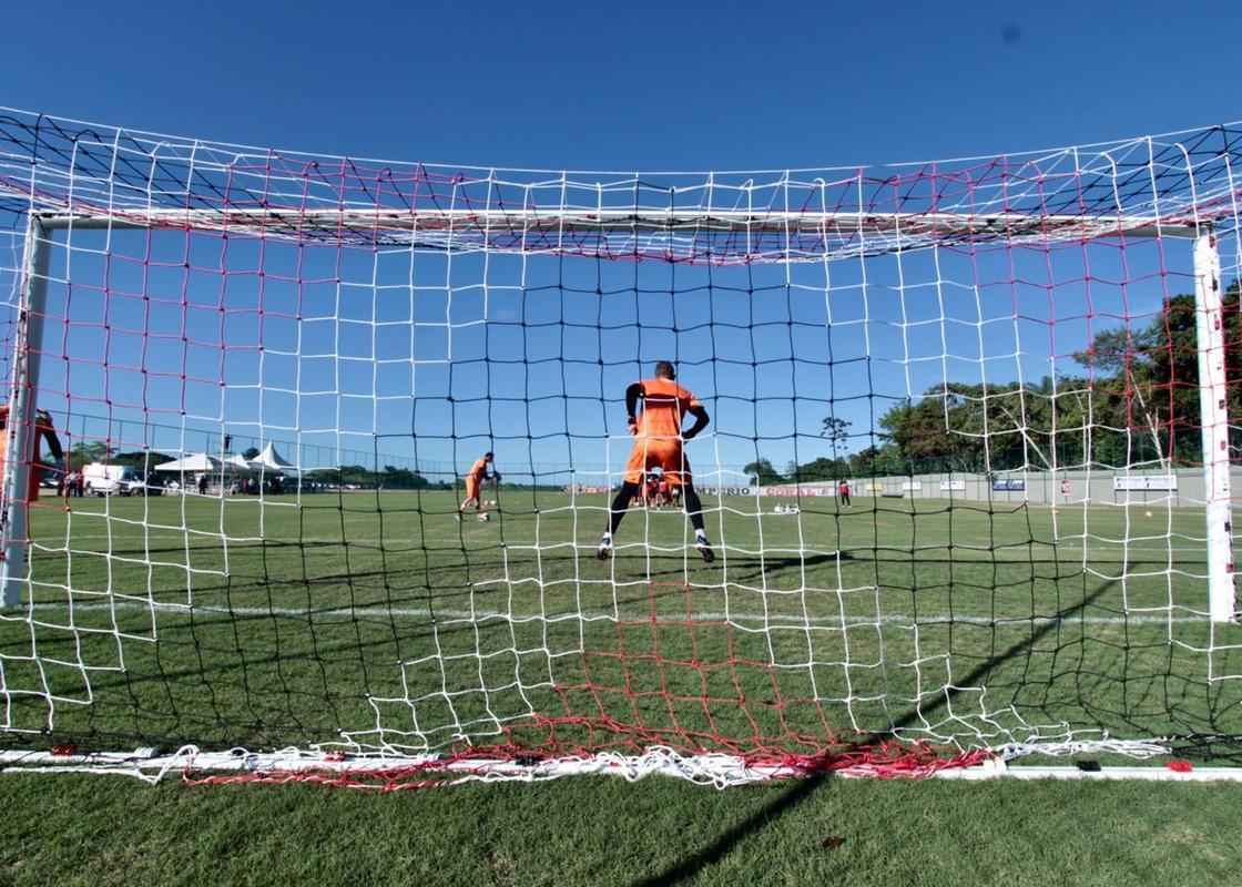 Em dia festivo e com a presena de torcedores, Santa Cruz inaugura primeiro campo do seu CT