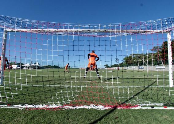 Em dia festivo e com a presença de torcedores, Santa Cruz inaugura primeiro campo do seu CT