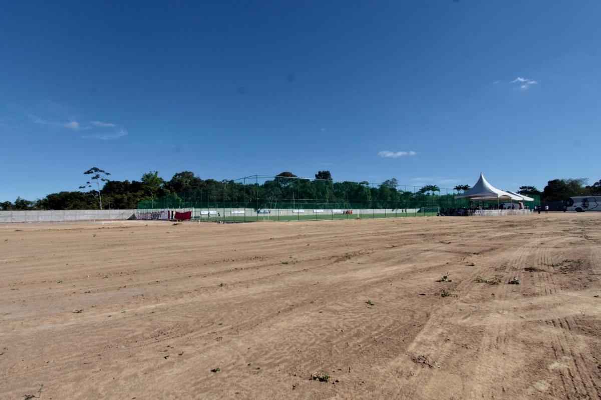 Em dia festivo e com a presena de torcedores, Santa Cruz inaugura primeiro campo do seu CT