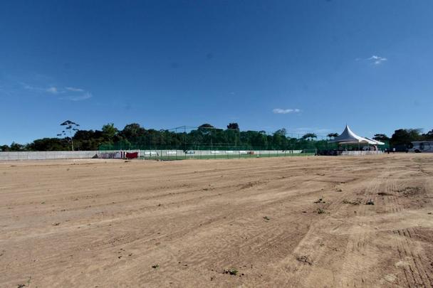 Em dia festivo e com a presença de torcedores, Santa Cruz inaugura primeiro campo do seu CT