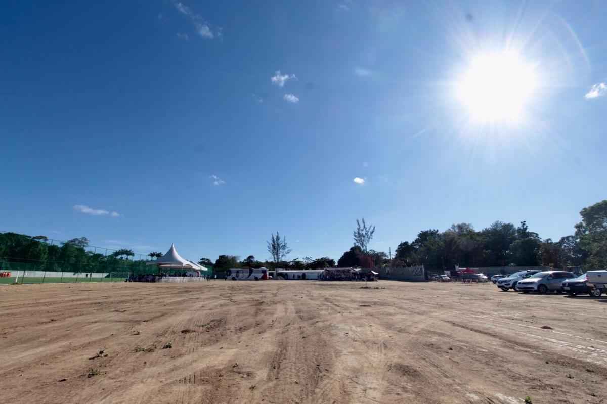Em dia festivo e com a presena de torcedores, Santa Cruz inaugura primeiro campo do seu CT