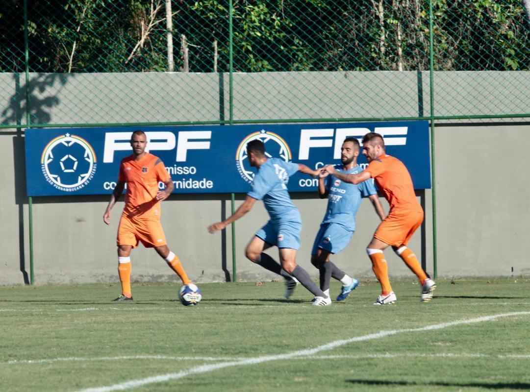Em dia festivo e com a presena de torcedores, Santa Cruz inaugura primeiro campo do seu CT