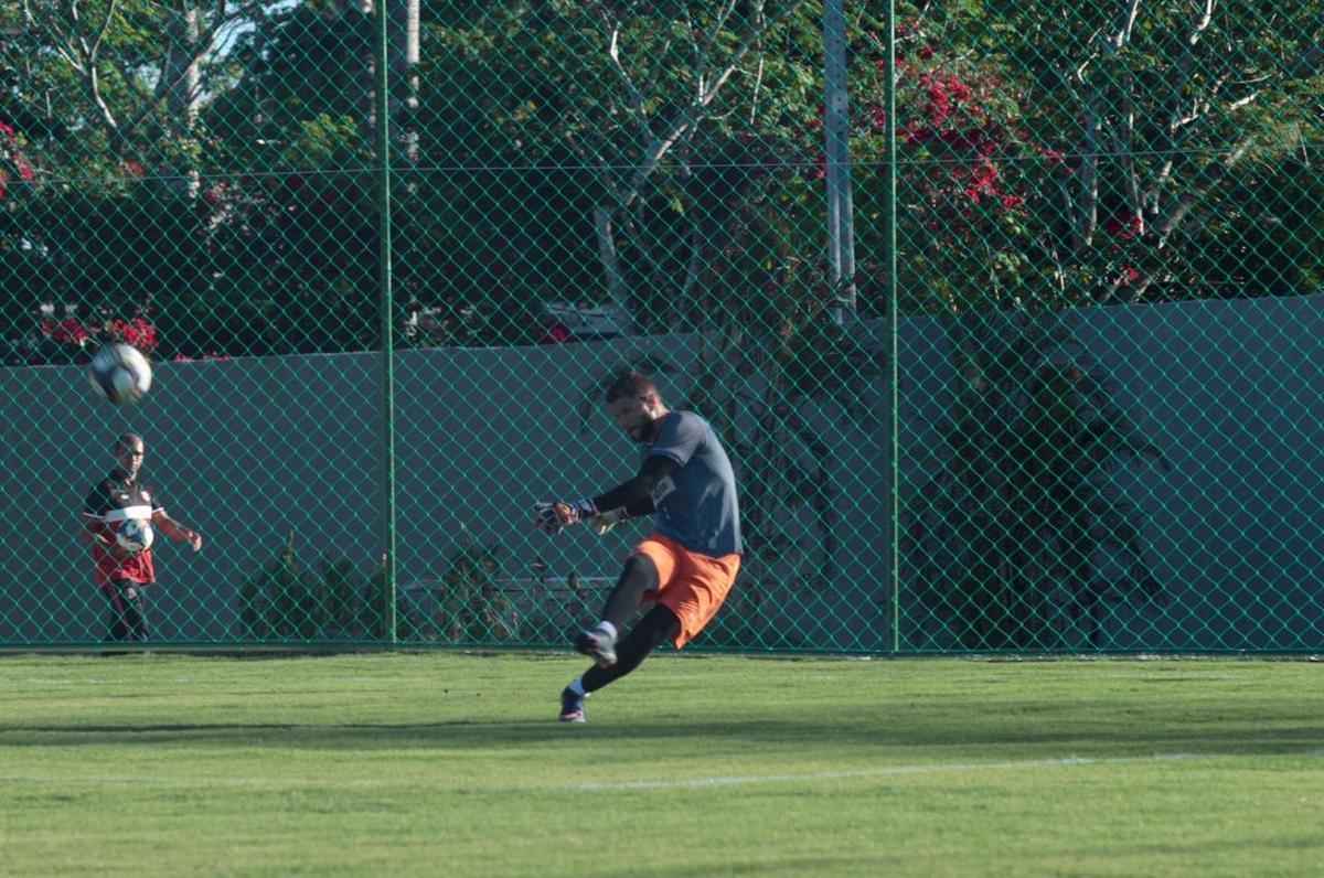 Em dia festivo e com a presena de torcedores, Santa Cruz inaugura primeiro campo do seu CT