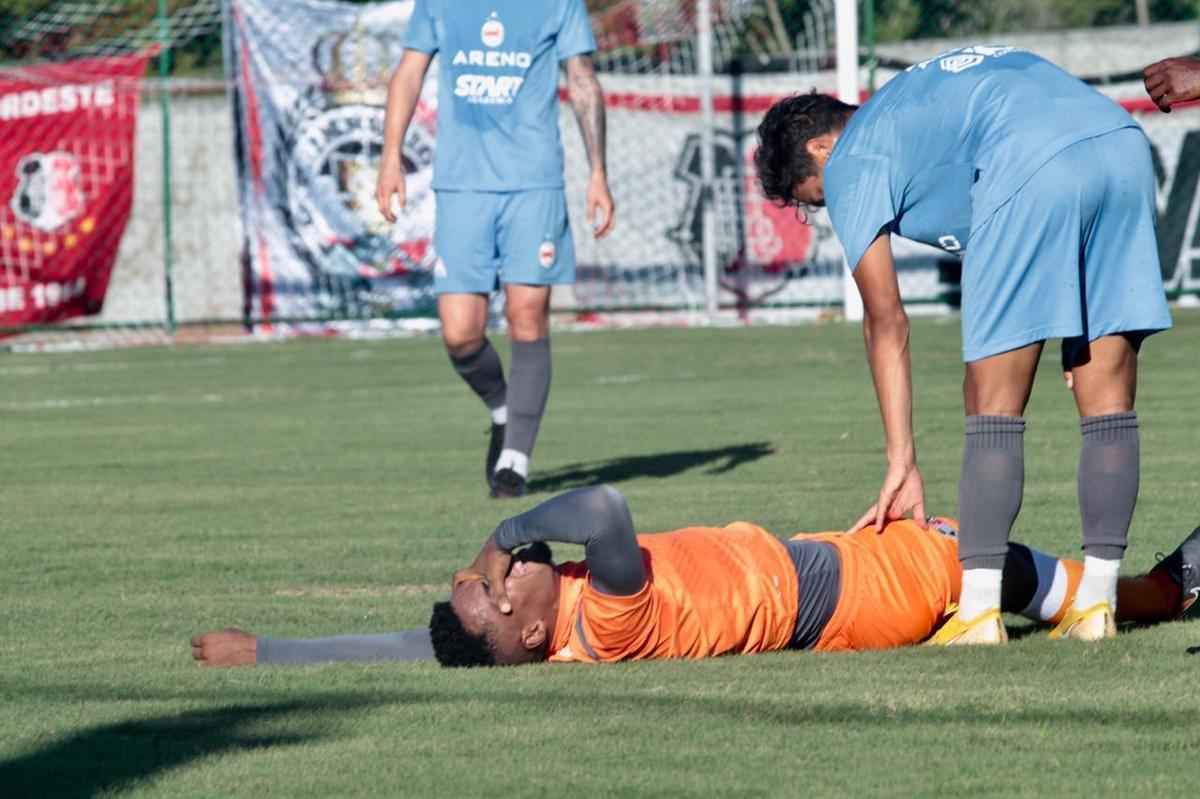 Em dia festivo e com a presena de torcedores, Santa Cruz inaugura primeiro campo do seu CT