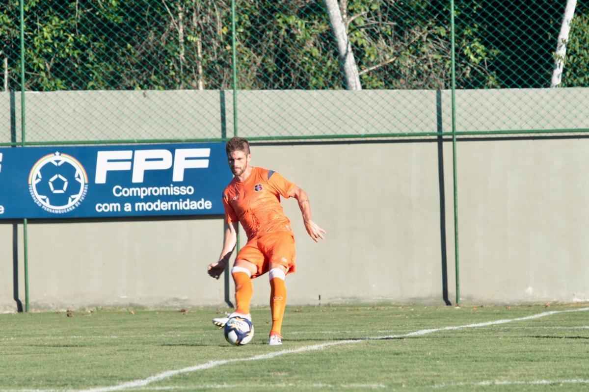 Em dia festivo e com a presena de torcedores, Santa Cruz inaugura primeiro campo do seu CT